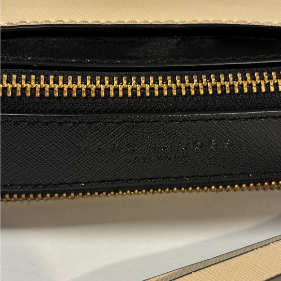 Marc Jacobs Cream and Black Crossbody Camera Bag - Picture 4 of 12